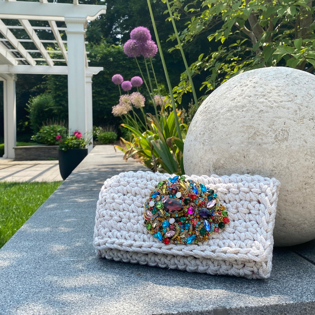 "Paisley Clutch" with Mega Brooch in Gold Fleck - TEN EASY STREET