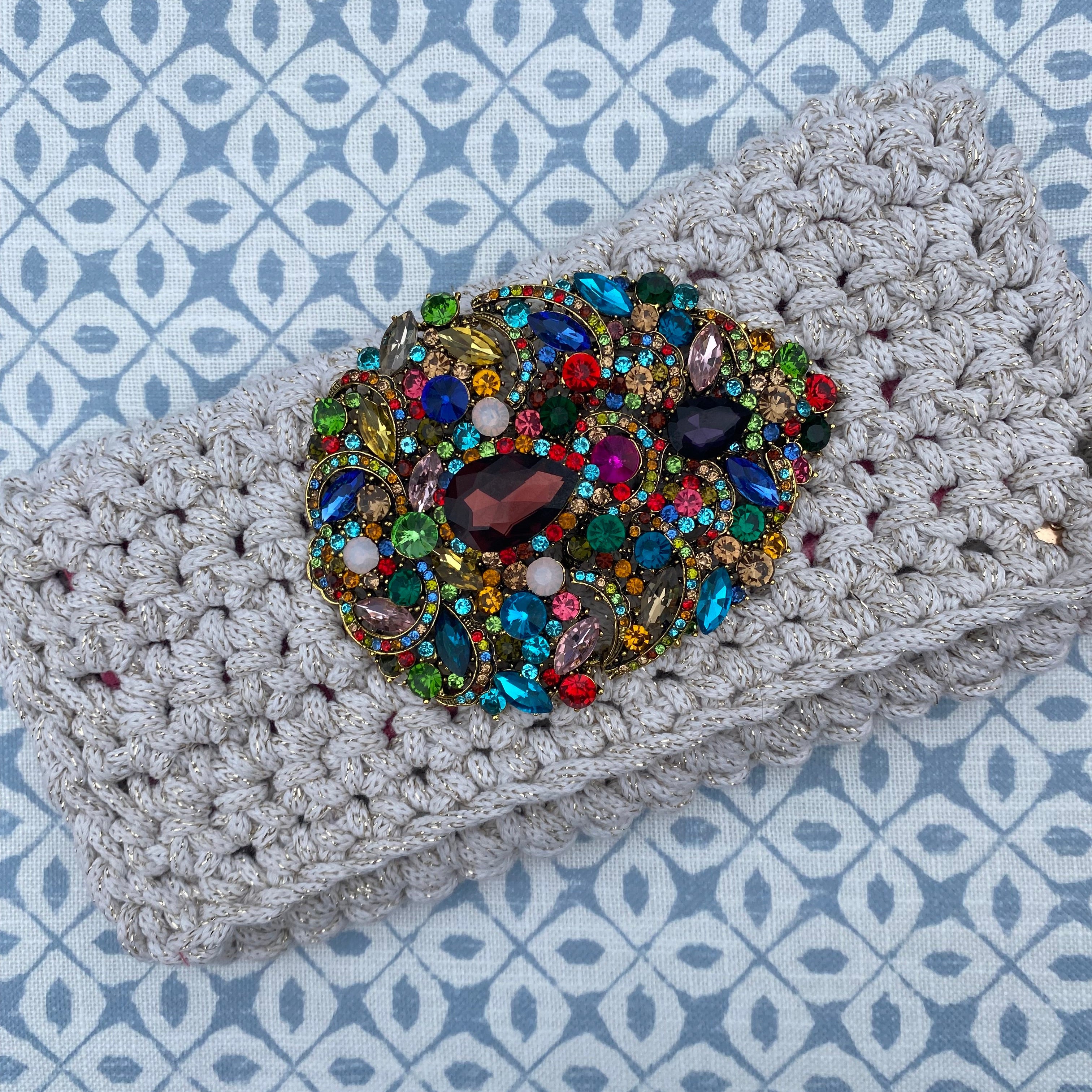 "Paisley Clutch" with Mega Brooch in Gold Fleck - TEN EASY STREET